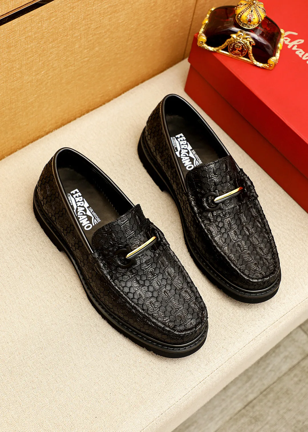 Men's shoes 💰520 💐 Product trademark: Ferragamo "Ferragamo" casual leather shoes Regular size: 38-44 (45.46🉑️customized) Product materials: Selected imported first-layer calfskin embossed upper + original hardware buckle, imported water-dyed cow leather lining. Strong three-dimensional visual effect, original outsole color: 1⃣️color optional